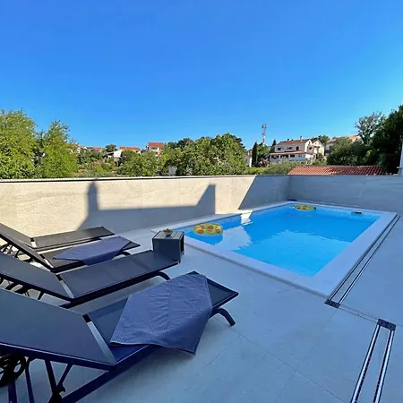 Bonum Mit Privatem Pool By Interhome *