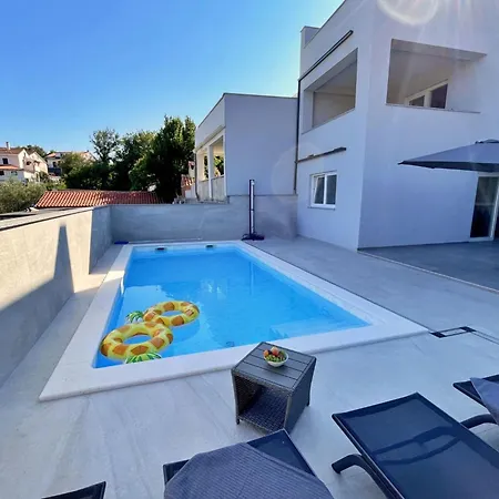 Bonum Mit Privatem Pool By Interhome